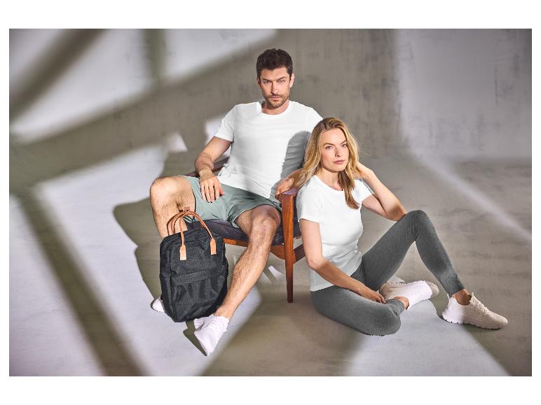Vrouw in grijze ESMARA-legging en man zittend op een stoel.