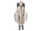 Opgevouwen beige reiswieg met grijze details en een rode band.