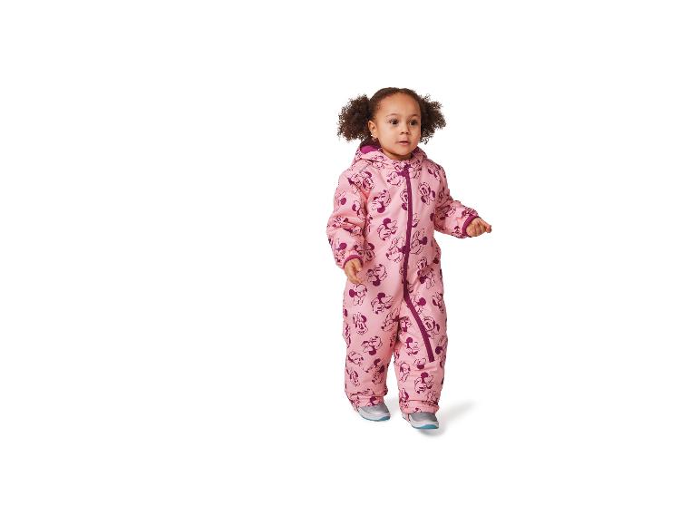 Peuter in een roze Minnie Mouse-jumpsuit.