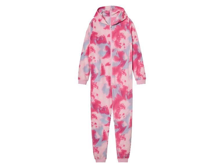 Een roze onesie met capuchon in tie-dye stijl.