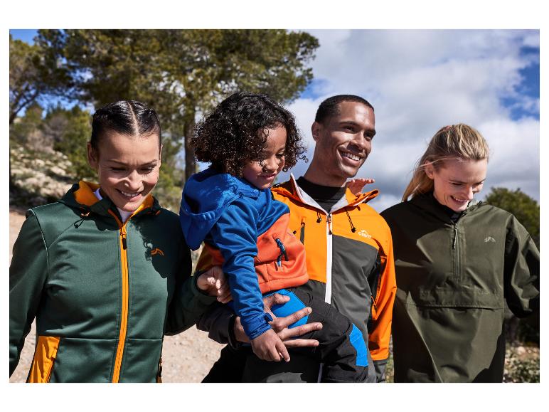 Gelukkig gezin wandelt in Crivit kleding.