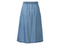 Een blauwe denim rok met elastische tailleband.