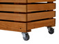 Een houten plantenbak met wielen.