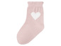 Een roze sok met een wit hartje.