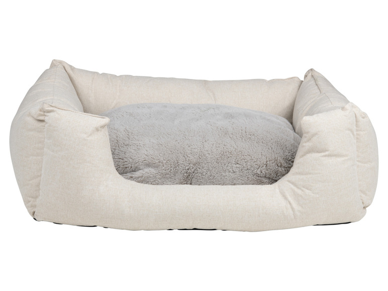 Een beige hondenmand met een grijs pluche kussen.