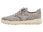 Grijze gebreide sportschoenen met veters en een beige zool.