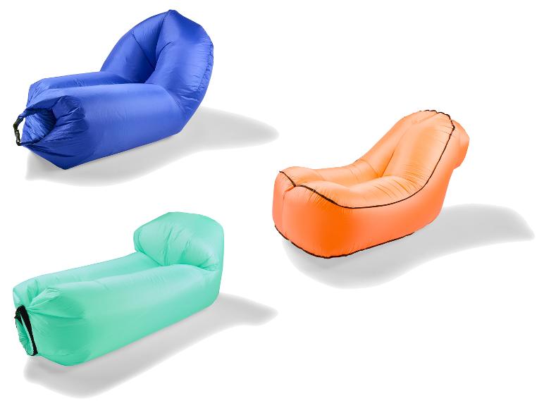 Drie opblaasbare ligstoelen in blauw, oranje en turquoise op een witte achtergrond.