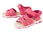 Roze kindersandaaltjes, sportieve stijl.