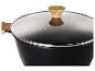 Zwarte pan met glazen deksel en houten handvat.
