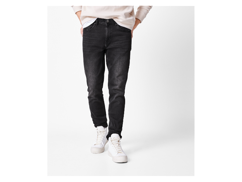 Smalle zwarte jeans met witte sneakers.