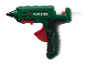 Groen en zwart lijmpistool met rode trekker en een witte lijmstick.