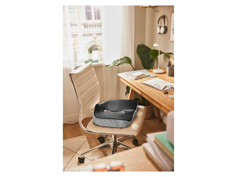 Ergonomisch zitkussen op een bureaustoel in een thuiskantoor.