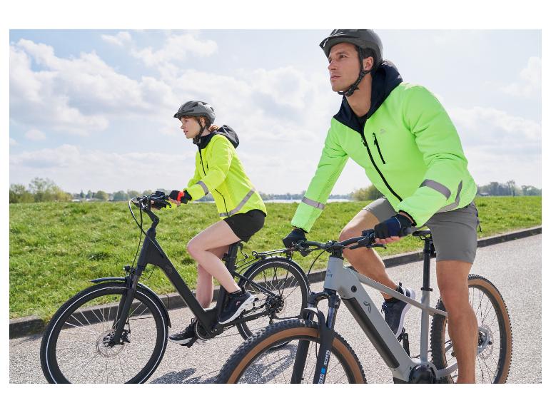 Twee personen fietsen, gekleed in felgele veiligheidsjacks.