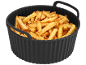 Siliconen airfryer mandje gevuld met frites