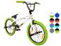 Witte BMX-fiets met felgroene banden en accessoires.