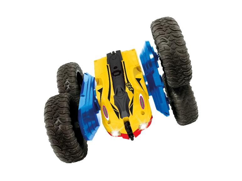 Een gele stuntauto met grote wielen.