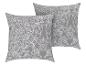 Twee grijze kussens met een wit paisley-patroon.