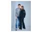 Twee jonge mensen dragen hoodies en casual broeken, met 'TRIBES BLUE' op de rug.