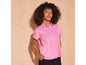 Een vrouw draagt een roze katoenen blouse met korte mouwen.