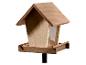 Houten vogelvoederhuisje op paal met schuin dak en transparante zaaddispenser.