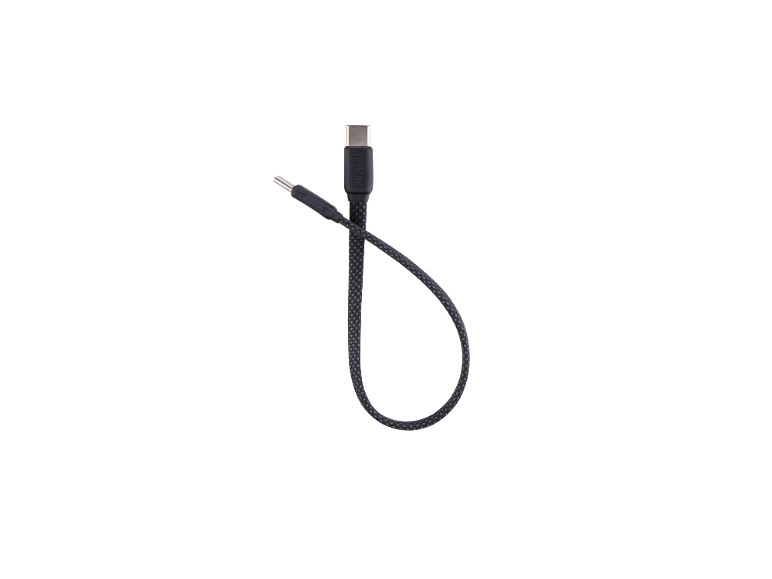 Zwarte USB-C oplaadkabel met jack-connector, gevlochten en duurzaam.