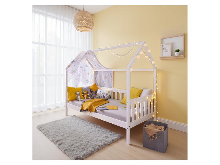 Kinderbed in huisvorm met stoffen hemel.