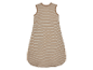 Beige gestreepte baby slaapzak.