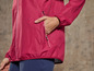 Een roze windjack met een zak.