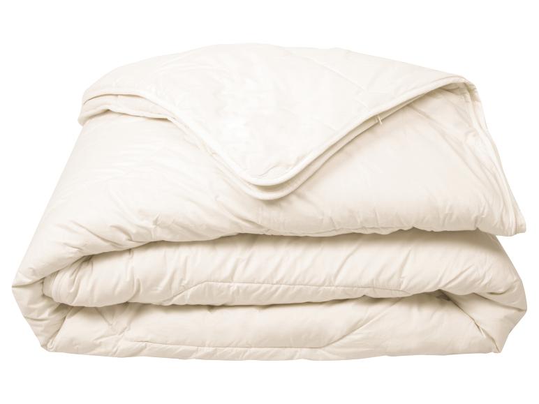 Een wit dekbed driemaal gevouwen.