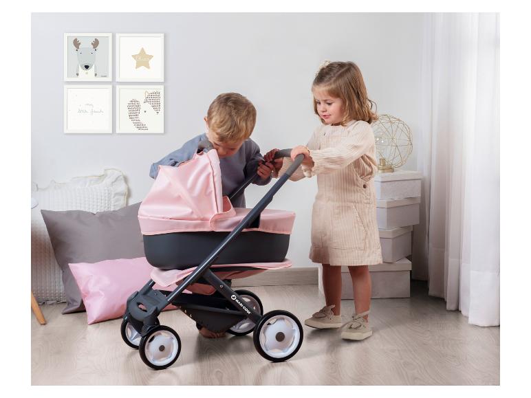Twee kinderen spelen met een roze Maxi-Cosi kinderwagen.