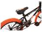 Zwarte BMX-fiets met oranje banden en zadel.
