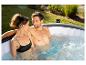 Koppel ontspant in een opblaasbaar jacuzzi.