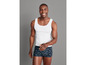 Man draagt een wit tanktop en blauwe boxershorts met print.