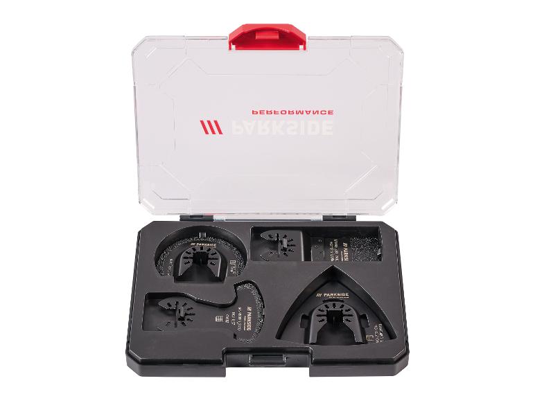 Een set accessoires voor oscillerend gereedschap, inclusief schuurpads en diverse zaagbladen, in een transparante koffer.