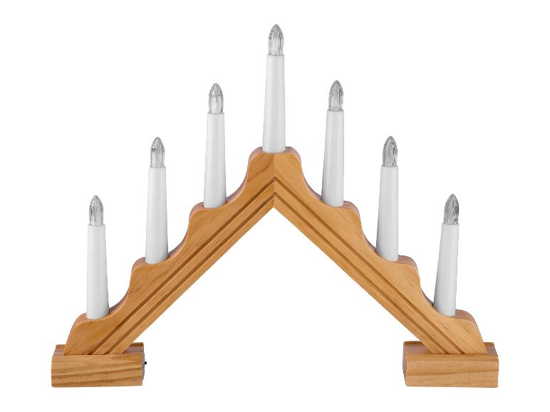 Houten kandelaar met zeven witte kaarsen