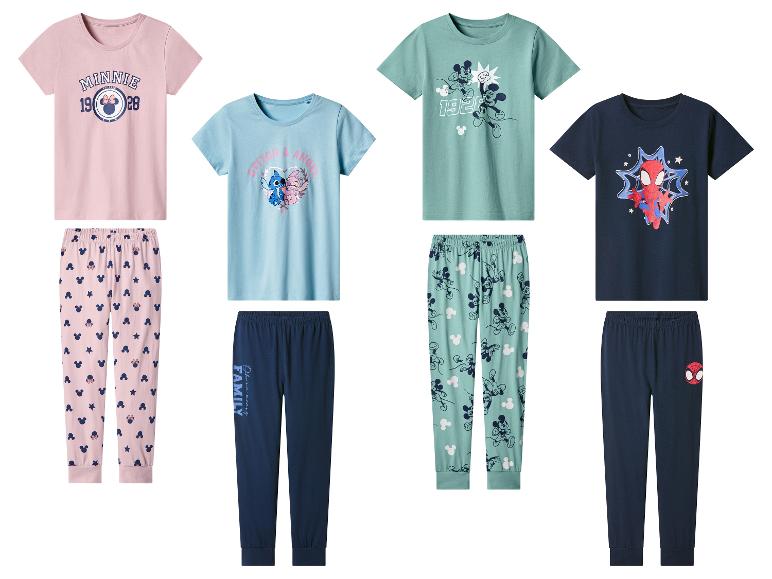Vier kinderpyjamasets: roze Minnie Mouse, blauwe Stitch, groene Mickey Mouse en marineblauwe Spider-Man.