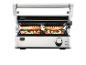 Sandwichmaker met twee mozzarella-, tomaat- en basilicumsandwiches.