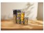 Transparante voedselcontainers gevuld met pasta, noten en koffiebonen op een houten tafel.