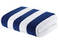 Een gevouwen badhanddoek met blauwe en witte strepen.