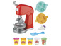 Een rode Play-Doh standmixer met accessoires voor het maken van koekjes.