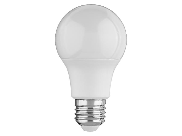 Een witte LED-lamp met een zilverkleurige schroefvoet.