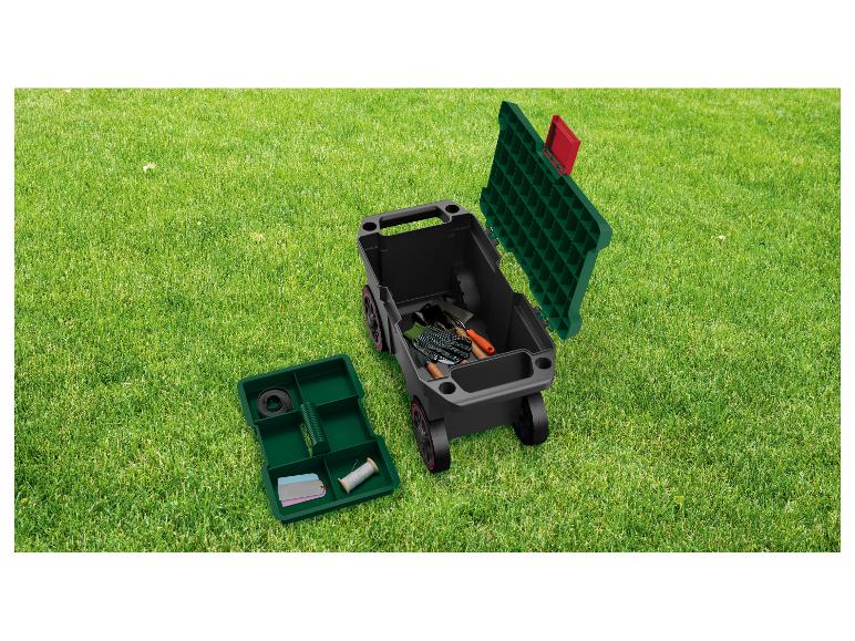 Tuinkar met gereedschap en opbergdoos op groen gras.