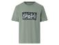 Groen T-shirt met korte mouwen en opdruk met de tekst 'WORLDWIDE Essentials SINCE 1990'.