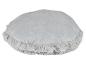 Een grijs rond kussen met een pluche rand.