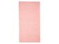 Roze geribbelde badhanddoek op een witte achtergrond