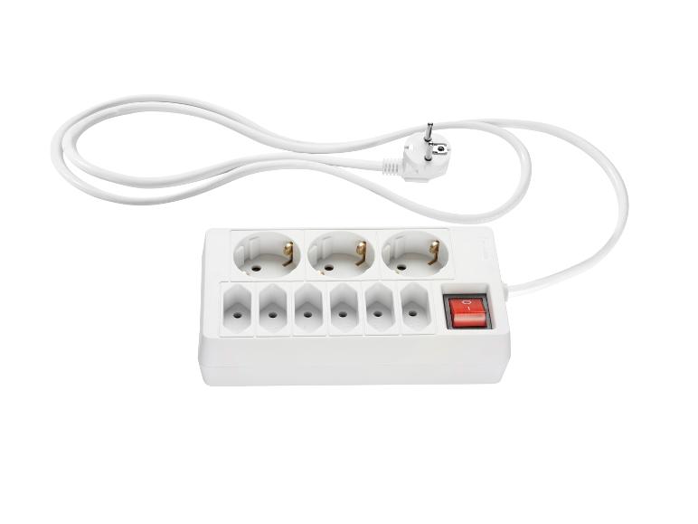 Witte stekkerdoos met schakelaar en Europese stopcontacten.