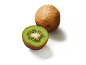 Twee kiwi's, waarvan één gehalveerd, op een witte achtergrond.