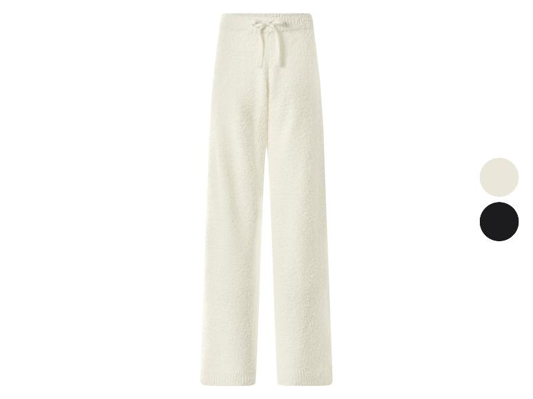 Crèmekleurige, pluizige joggingbroek met trekkoord in de taille, ook verkrijgbaar in zwart.