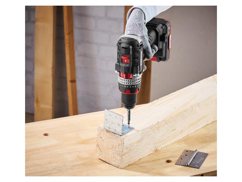 Accuboormachine bevestigt een hoekbeugel aan een stuk hout.