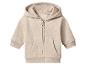 Beige babyhoodie met rits en zakken.